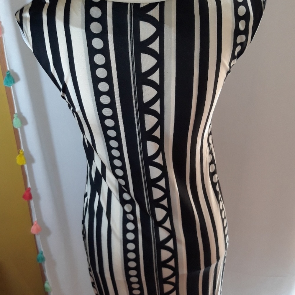 Dress - Picture 3 of 4